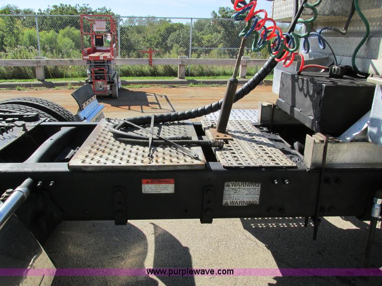 image for item I4236 2007 Freightliner Columbia CL120ST semi truck