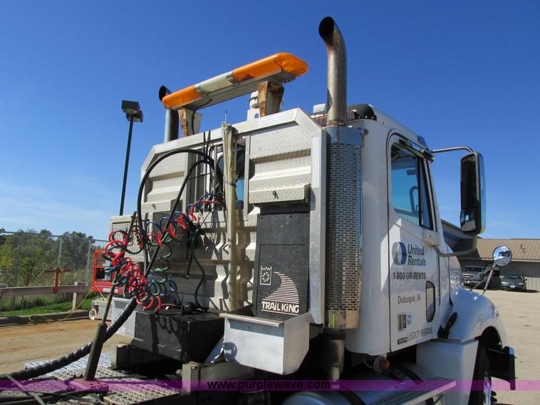 image for item I4236 2007 Freightliner Columbia CL120ST semi truck