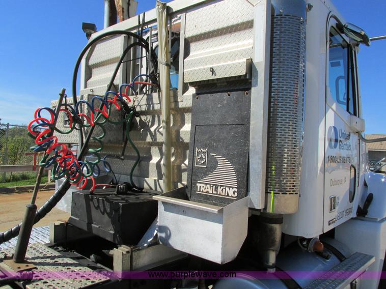 image for item I4236 2007 Freightliner Columbia CL120ST semi truck