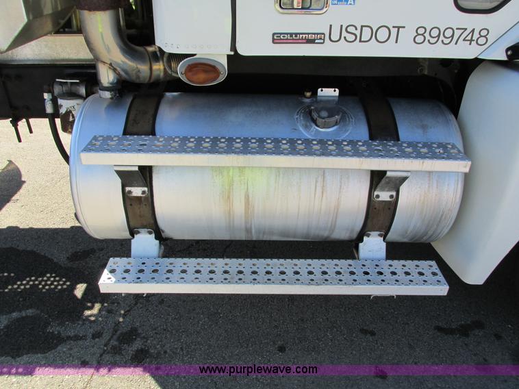 image for item I4236 2007 Freightliner Columbia CL120ST semi truck