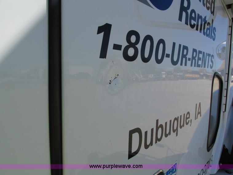 image for item I4236 2007 Freightliner Columbia CL120ST semi truck