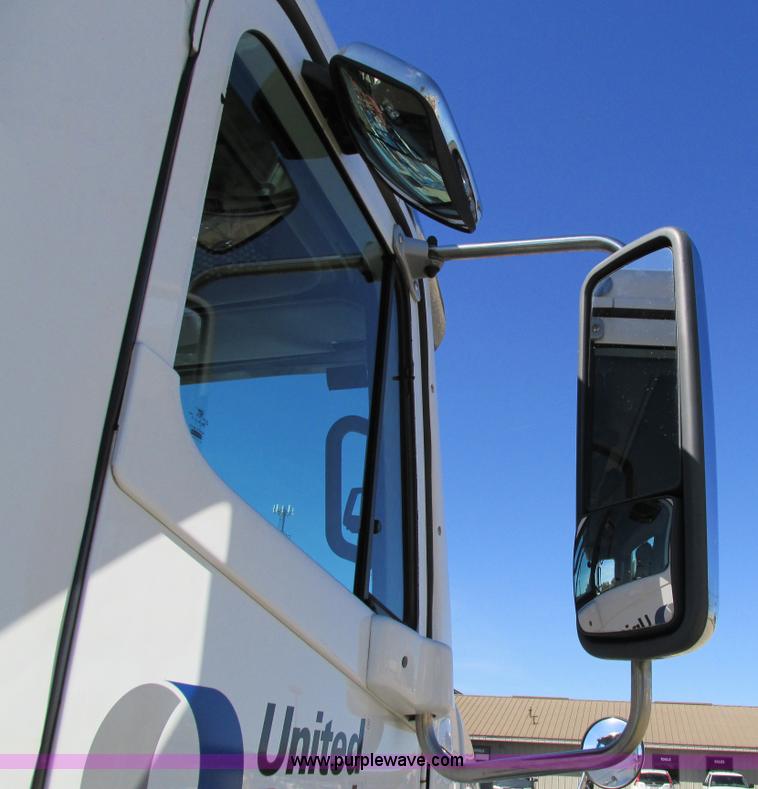 image for item I4236 2007 Freightliner Columbia CL120ST semi truck