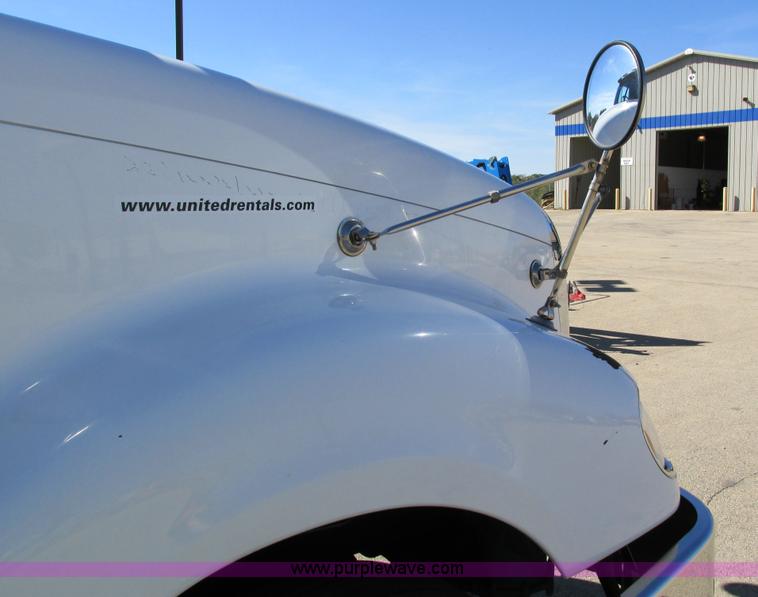 image for item I4236 2007 Freightliner Columbia CL120ST semi truck