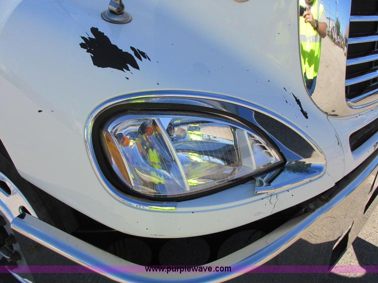 image for item I4236 2007 Freightliner Columbia CL120ST semi truck