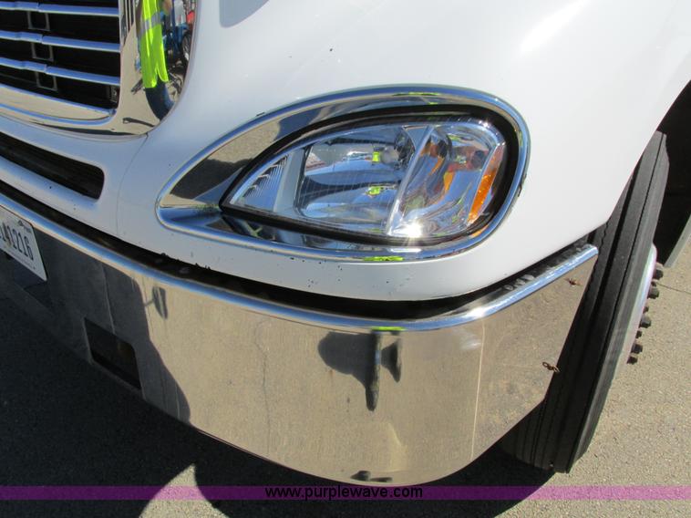 image for item I4236 2007 Freightliner Columbia CL120ST semi truck