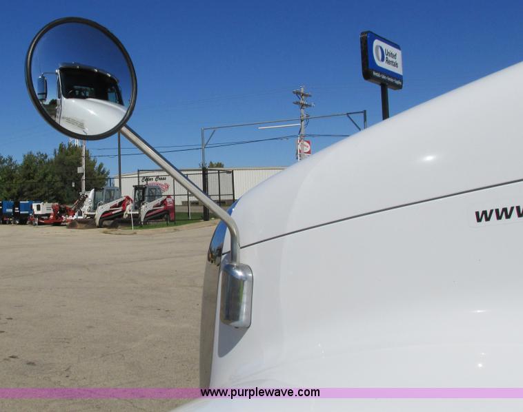 image for item I4236 2007 Freightliner Columbia CL120ST semi truck