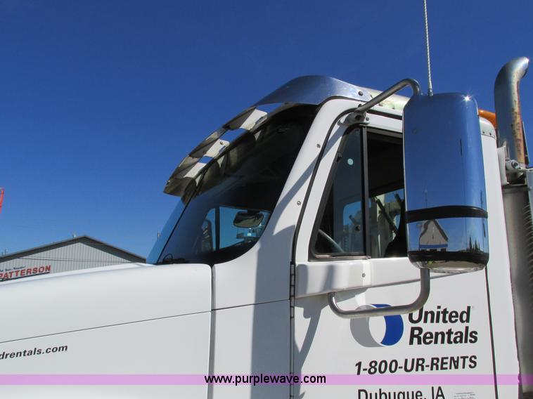 image for item I4236 2007 Freightliner Columbia CL120ST semi truck