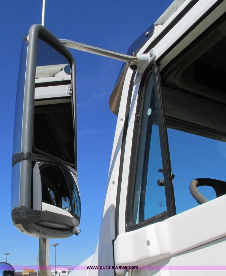 image for item I4236 2007 Freightliner Columbia CL120ST semi truck