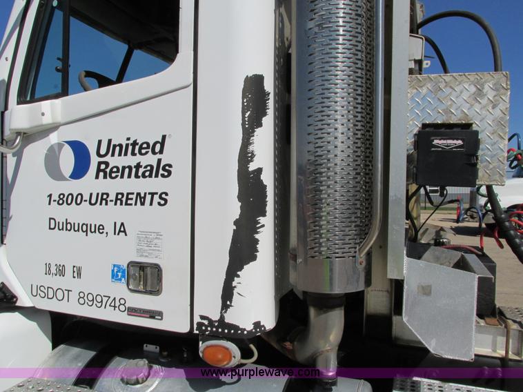 image for item I4236 2007 Freightliner Columbia CL120ST semi truck