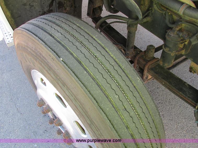 image for item I4236 2007 Freightliner Columbia CL120ST semi truck