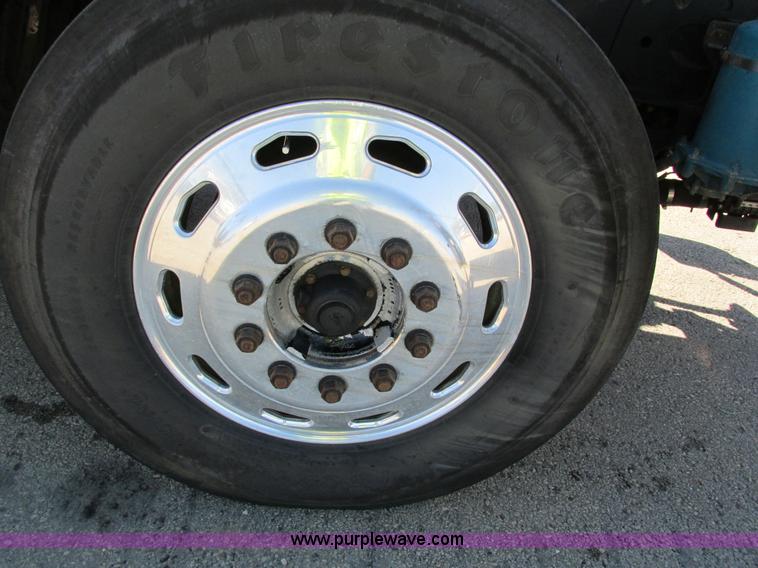 image for item I4236 2007 Freightliner Columbia CL120ST semi truck