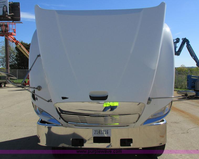 image for item I4236 2007 Freightliner Columbia CL120ST semi truck