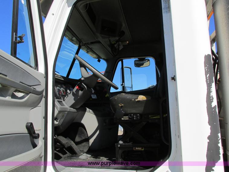 image for item I4236 2007 Freightliner Columbia CL120ST semi truck