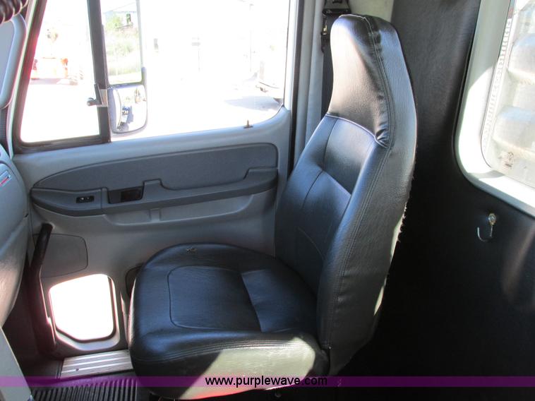 image for item I4236 2007 Freightliner Columbia CL120ST semi truck