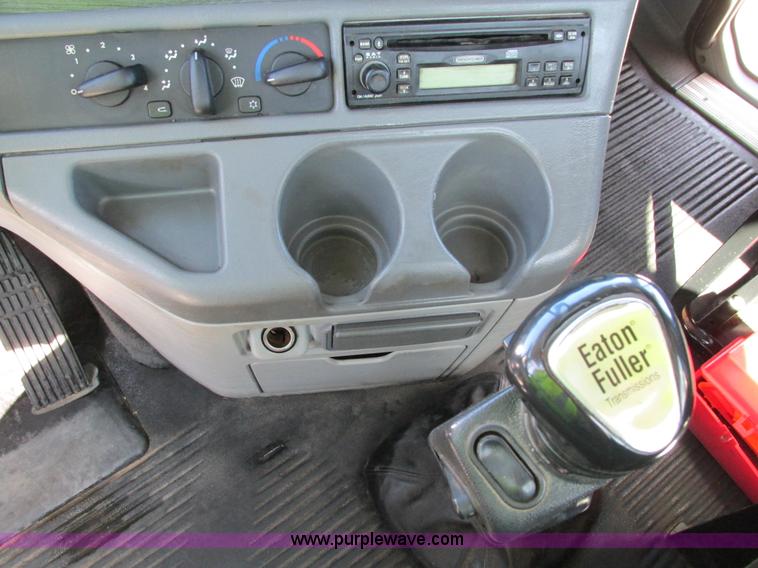 image for item I4236 2007 Freightliner Columbia CL120ST semi truck