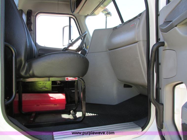 image for item I4236 2007 Freightliner Columbia CL120ST semi truck