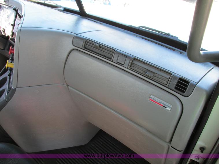 image for item I4236 2007 Freightliner Columbia CL120ST semi truck