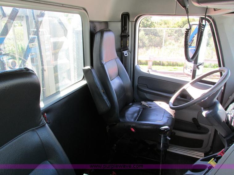 image for item I4236 2007 Freightliner Columbia CL120ST semi truck