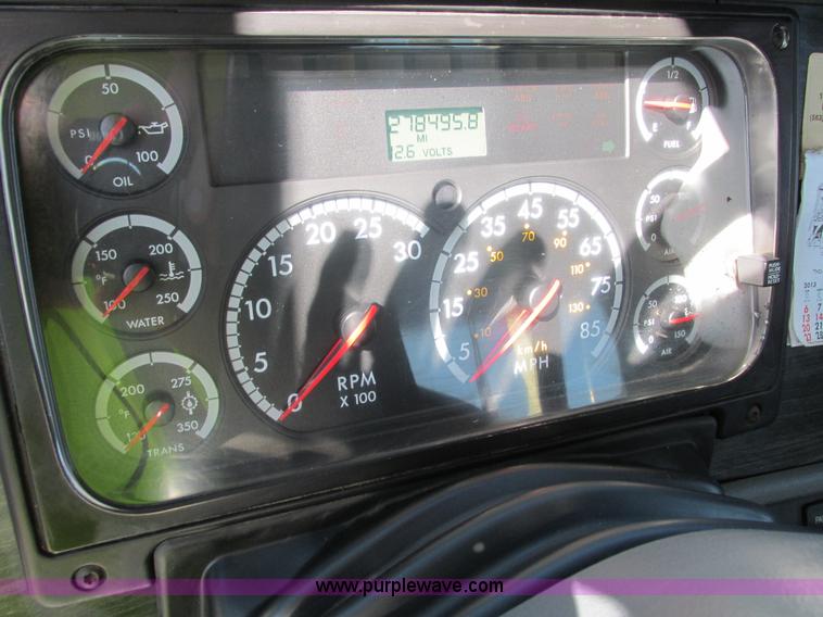 image for item I4236 2007 Freightliner Columbia CL120ST semi truck