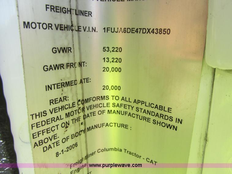 image for item I4236 2007 Freightliner Columbia CL120ST semi truck