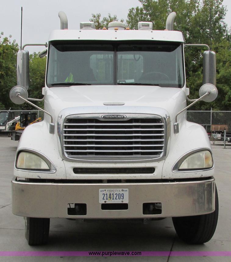 image for item I4238 2007 Freightliner Columbia 120 semi truck