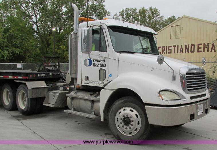 image for item I4238 2007 Freightliner Columbia 120 semi truck