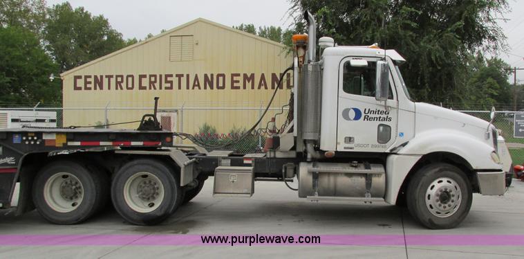 image for item I4238 2007 Freightliner Columbia 120 semi truck