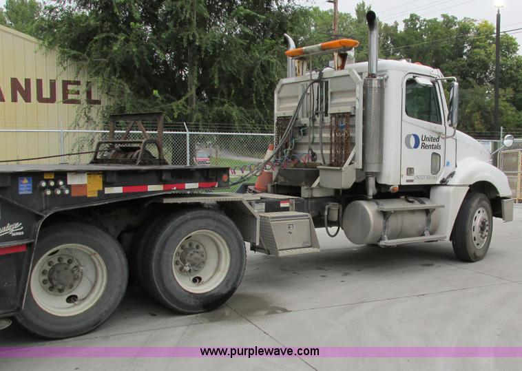 image for item I4238 2007 Freightliner Columbia 120 semi truck