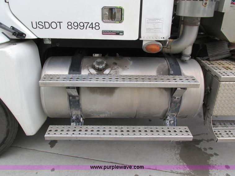 image for item I4238 2007 Freightliner Columbia 120 semi truck