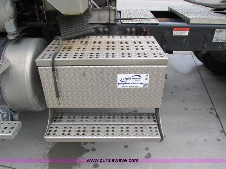 image for item I4238 2007 Freightliner Columbia 120 semi truck