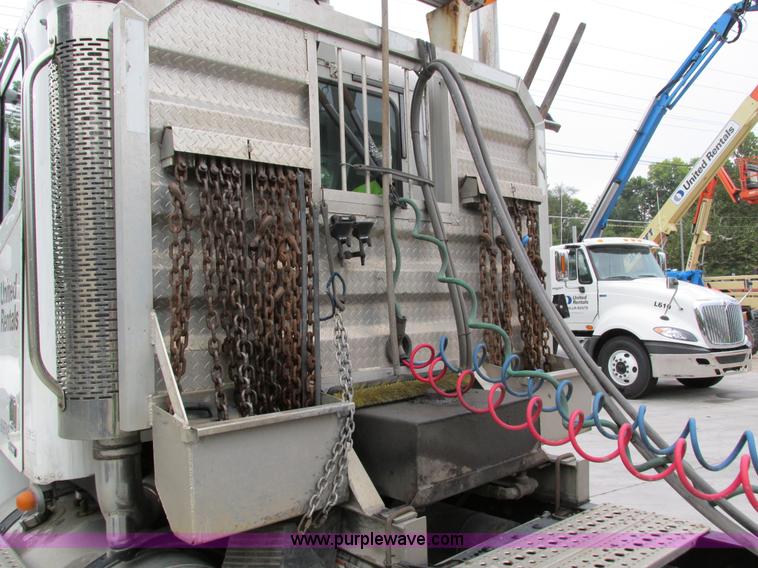 image for item I4238 2007 Freightliner Columbia 120 semi truck