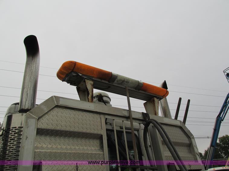 image for item I4238 2007 Freightliner Columbia 120 semi truck