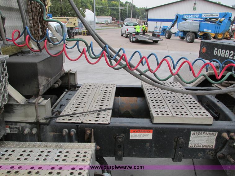 image for item I4238 2007 Freightliner Columbia 120 semi truck