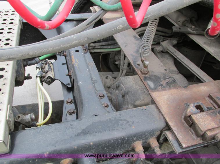 image for item I4238 2007 Freightliner Columbia 120 semi truck