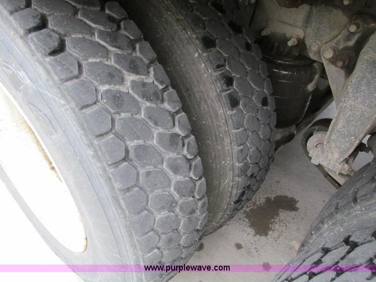 image for item I4238 2007 Freightliner Columbia 120 semi truck