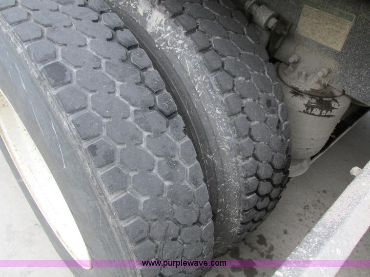 image for item I4238 2007 Freightliner Columbia 120 semi truck