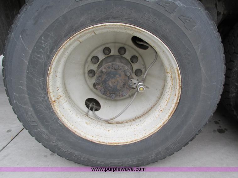 image for item I4238 2007 Freightliner Columbia 120 semi truck