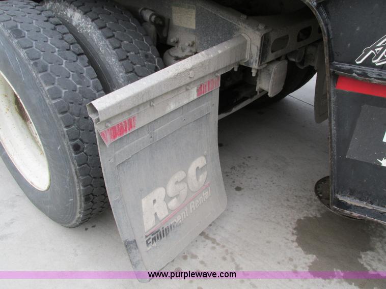 image for item I4238 2007 Freightliner Columbia 120 semi truck