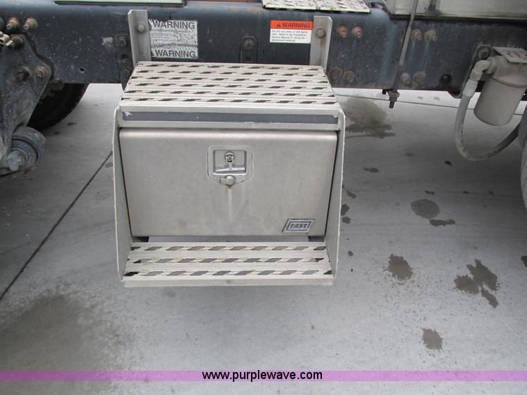 image for item I4238 2007 Freightliner Columbia 120 semi truck