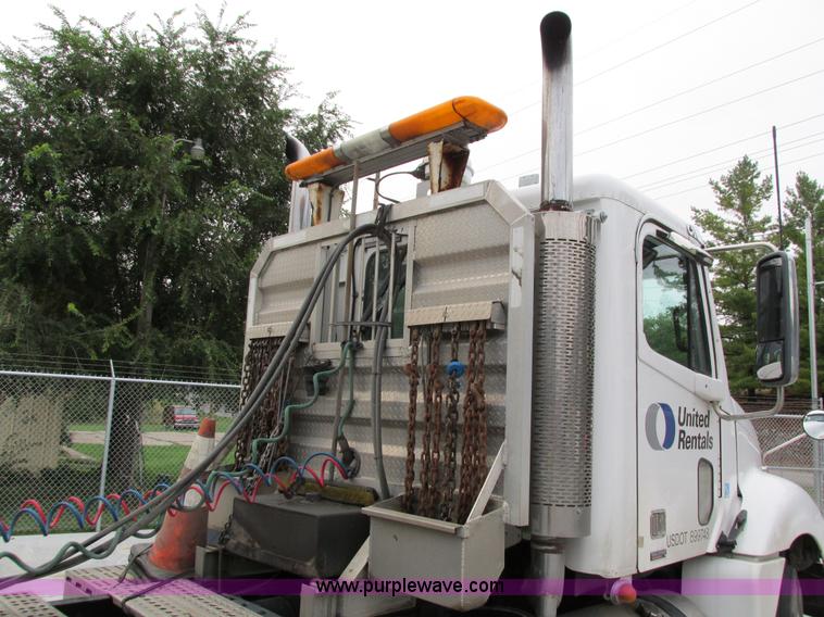 image for item I4238 2007 Freightliner Columbia 120 semi truck