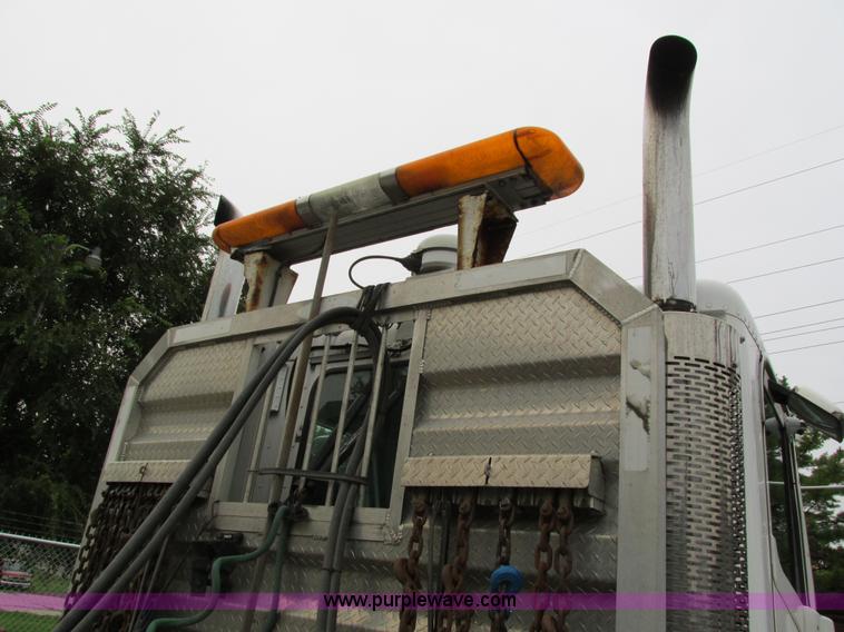 image for item I4238 2007 Freightliner Columbia 120 semi truck