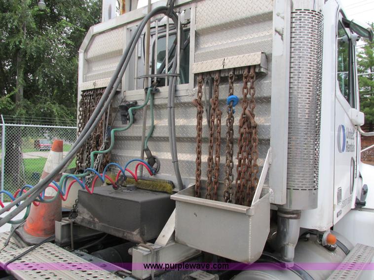 image for item I4238 2007 Freightliner Columbia 120 semi truck