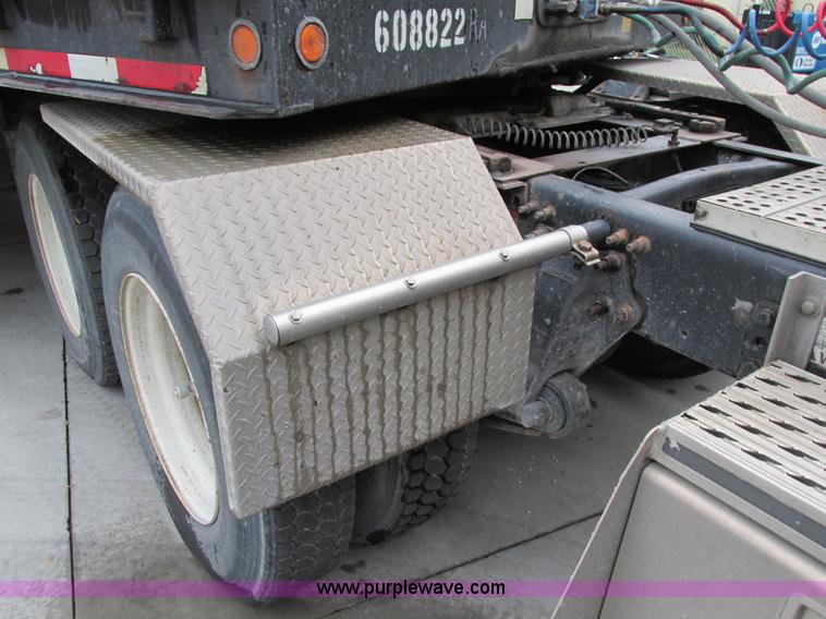 image for item I4238 2007 Freightliner Columbia 120 semi truck