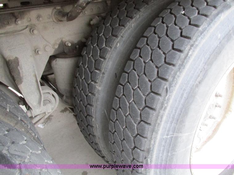 image for item I4238 2007 Freightliner Columbia 120 semi truck