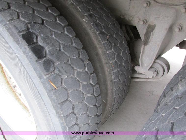 image for item I4238 2007 Freightliner Columbia 120 semi truck