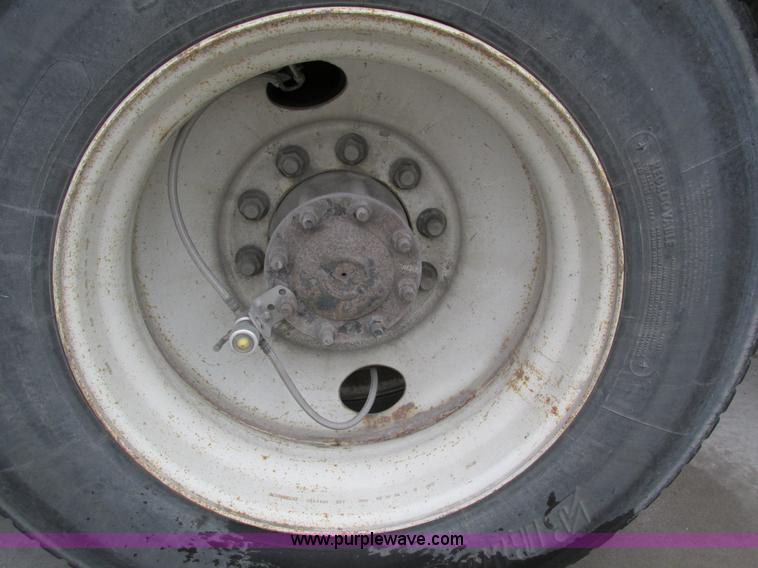 image for item I4238 2007 Freightliner Columbia 120 semi truck