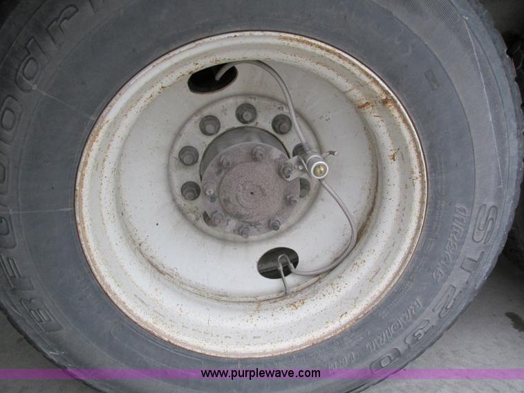 image for item I4238 2007 Freightliner Columbia 120 semi truck