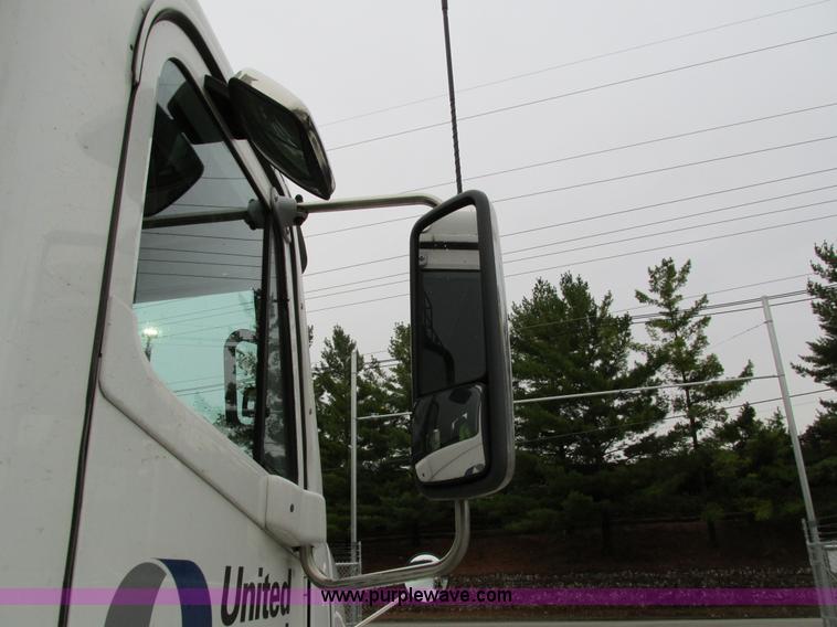 image for item I4238 2007 Freightliner Columbia 120 semi truck
