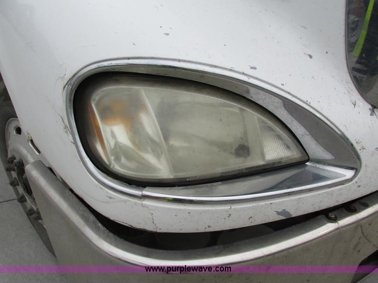 image for item I4238 2007 Freightliner Columbia 120 semi truck