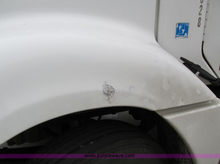 image for item I4238 2007 Freightliner Columbia 120 semi truck